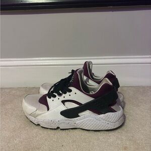 Nike Huaraches  ( will be cleaned prior to shipping )